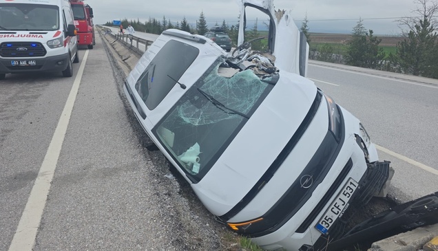 Afyonkarahisar'da refüje devrilen hafif ticari araçtaki 1 kişi öldü, 2 kişi yaralandı