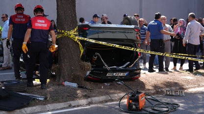 GÜNCELLEME - İzmir'de alt geçide düşen otomobildeki 3 kişi öldü