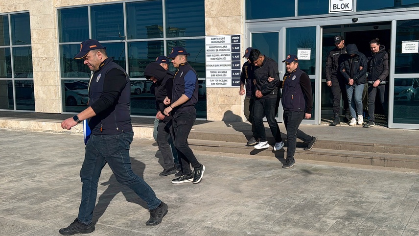 Uşak merkezli yasa dışı bahis ve dolandırıcılık operasyonunda yakalanan 15 kişiden 12'si tutuklandı