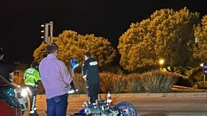İzmir'de otomobille çarpışan motosikletteki 1 kişi öldü, 1 kişi yaralandı