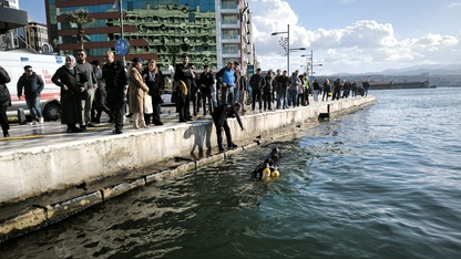 İzmir'de akülü tekerlekli sandalyesiyle denize düşen engelli kişiyi deniz polisi kurtardı
