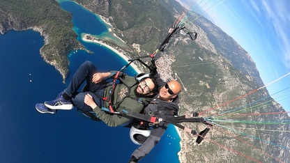 Hint diplomat Shukla, Fethiye'de yamaç paraşütüyle uçuş yaptı