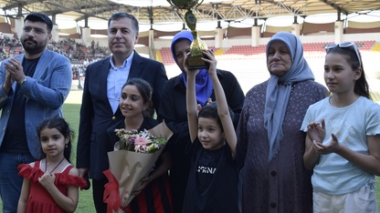 Manisa'da şampiyonluk kupası, sezona adı verilen hakemin oğluna hediye edildi