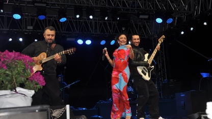 Bayındır Çiçek Festivali'nde şarkıcı Melek Mosso sahne aldı