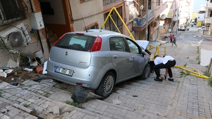 İzmir'de otomobillerin kaza sonrası merdivenlere düşmesi güvenlik kamerasında