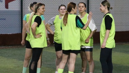 Denizli'de anneler, "günde değil halı sahada" stres atıyor