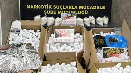 İzmir'de "torbacı"lara dağıtılacak 366 bin 400 uyuşturucu hap ele geçirildi