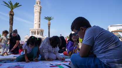 İzmir'de çocuklar çizdikleri resimlerle Gazze'deki çocuklara destek verdi