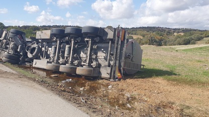 Banaz'da tırın devrilmesi sonucu 1 kişi yaralandı