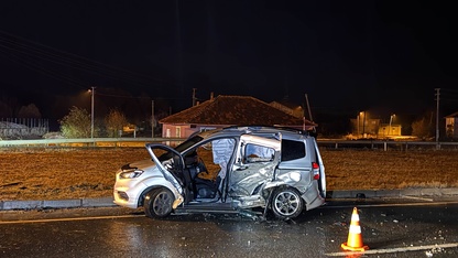 Uşak'ta otomobil ile hafif ticari aracın çarpışması sonucu 1 kişi öldü, 5 kişi yaralandı