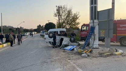 İzmir'de devrilen otomobildeki 2 kişi yaralandı