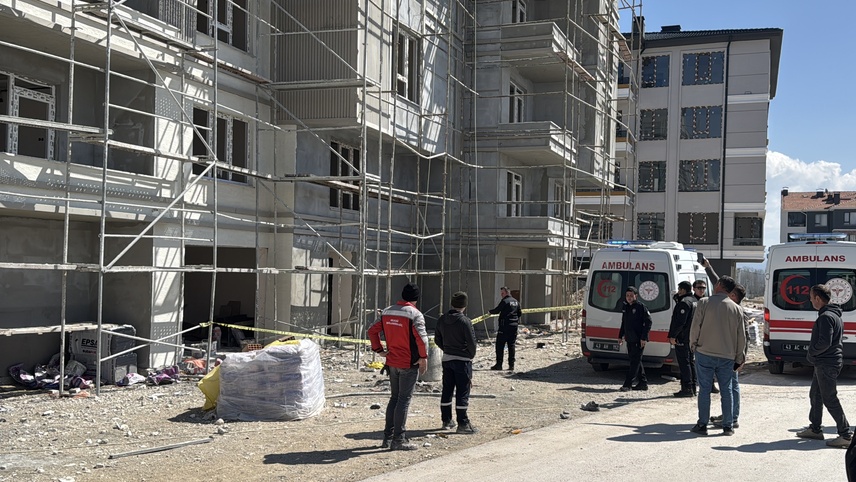 Kütahya’da inşaattan düşen 2 işçi ağır yaralandı