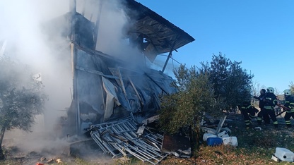 Muğla'da çıkan yangında prefabrik ev ile otomobil kullanılamaz hale geldi