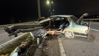 Kütahya'da bariyere çarpan otomobilin sürücüsü ağır yaralandı