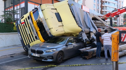 İzmir'de polisten kaçan tır otomobillerin üzerine devrildi, 2 kişi yaralandı