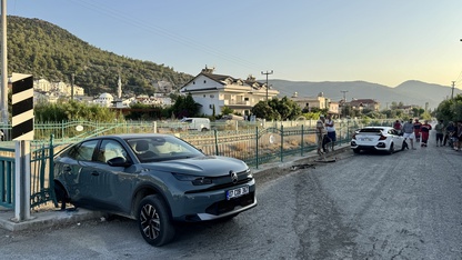 Fethiye'de iki otomobil çarpıştı, 3 kişi yaralandı