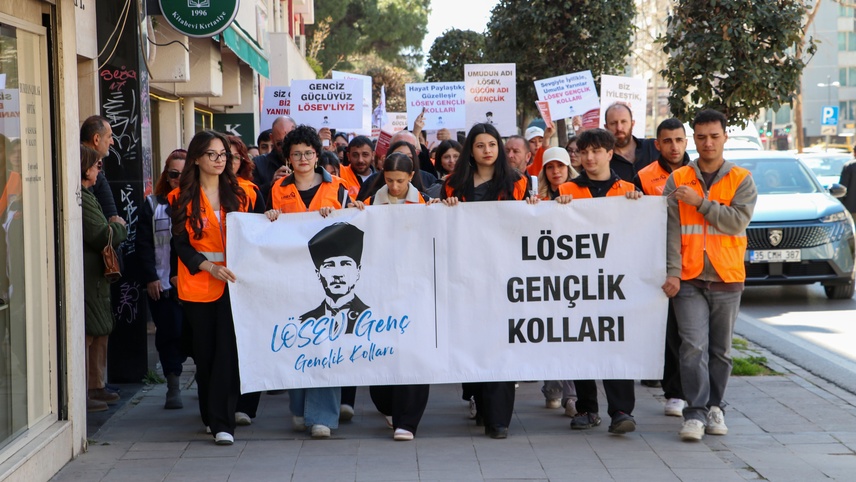 İzmir'de LÖSEV gönüllülerinden farkındalık yürüyüşü