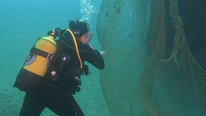 İzmir Karaburun'da denizden 1,5 ton hayalet ağ çıkarıldı