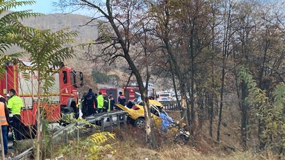 Manisa'da bariyere ve ağaca çarpan taksideki yolcu öldü