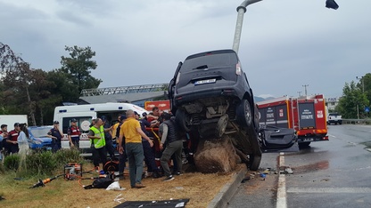 Muğla'da trafik levhası direğine çarpan kamyonetteki 1 kişi öldü, 3 kişi yaralandı