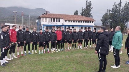 Muğla'da sporcular Kartalkaya’daki otel yangınında vefat edenler için saygı duruşunda bulundu