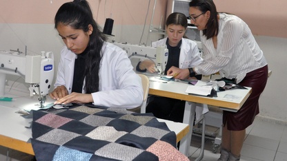 İzmir'de öğrenciler atık kumaşlardan diktikleri seccadeleri ramazanda hediye ediyor