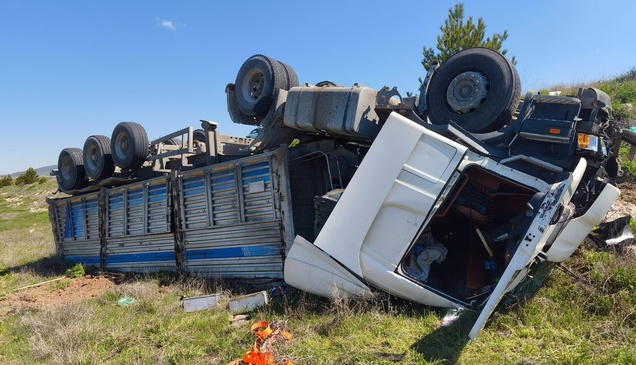 Kütahya'da devrilen tırda sıkışan sürücüyü itfaiye kurtardı