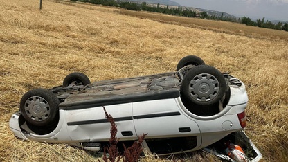Uşak'ta tarlaya devrilen otomobildeki 3 kişi yaralandı
