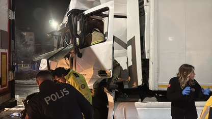 Kütahya'da kırmızı ışıkta bekleyen araca çarpan tır sürücüsü ağır yaralandı