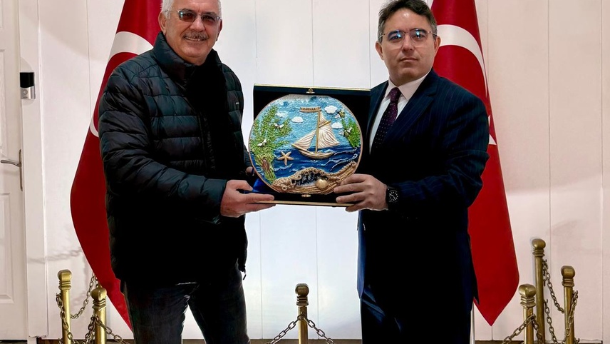 Marmaris Kaymakamı Kaya'dan çevre gönüllüsüne takdir belgesi