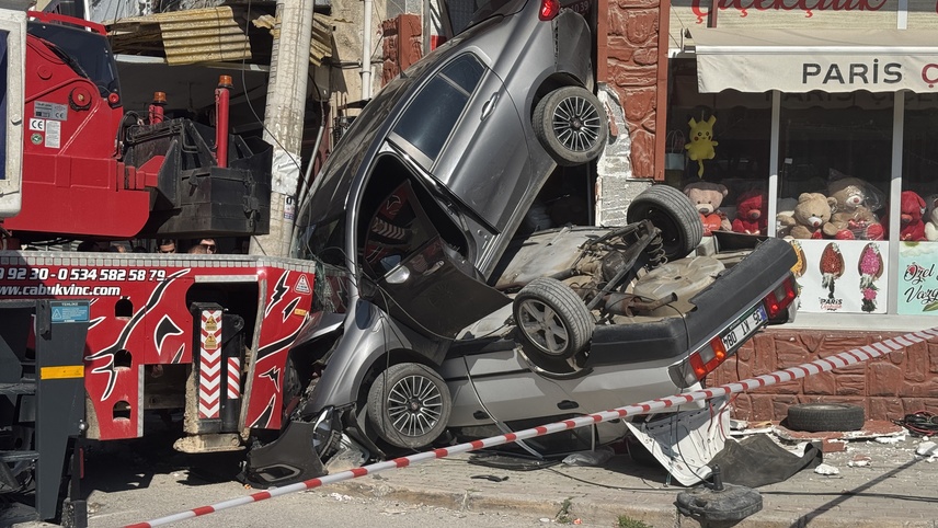 İzmir'de freni boşalan vincin 2 otomobili iş yerine sürüklemesi kamerada