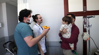 Aydın'da doktor kardeşler aynı hastanede çocuklara sağlık hizmeti veriyor