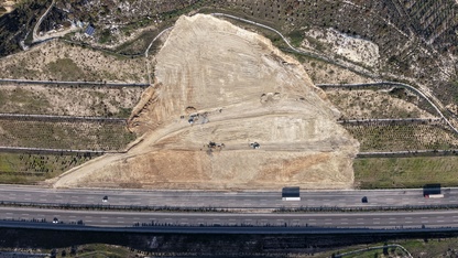 İstanbul-İzmir Otoyolu'nda tek şeritte heyelan nedeniyle oluşan toprak yığını temizlendi
