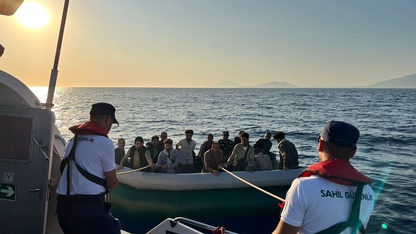 Muğla açıklarında sürüklenen bottaki 14 düzensiz göçmen kurtarıldı