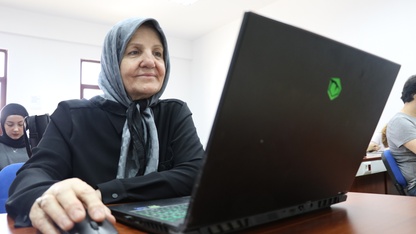 Sınıf arkadaşlarının "Selma teyzesi" meslek yüksekokulunu bitirdi