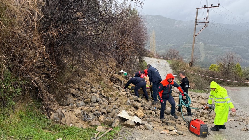Manisa'da çöken duvarın altında kalan kamyonetin sürücüsü öldü