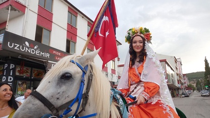 Kale'de genç çift, geleneksel köy düğünüyle dünyaevine girdi