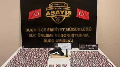 Konak'ta uyuşturucu ve silah bulunan evdeki 3 şüpheli gözaltına alındı