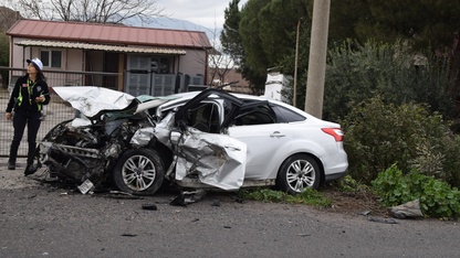 Manisa'da 3 aracın karıştığı kazada 2 kişi öldü, 4 kişi yaralandı