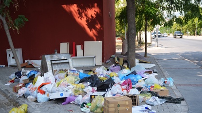 İzmir Karşıyaka'da çöplerin toplanmaması tepkilere neden oluyor