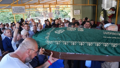 Balıkesir merkezli depremde hayatını kaybeden kişinin cenazesi İzmir'de defnedildi