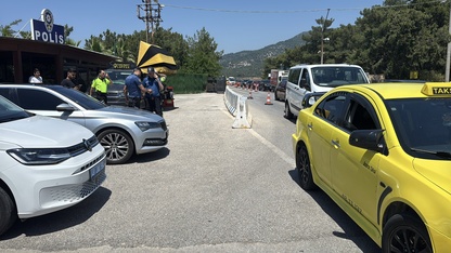 Bodrum'da durdurulan takside 5 düzensiz göçmen yakalandı