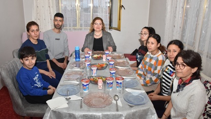 Germencik Kaymakamı Doğru iftarda üçüzlerin evine misafir oldu