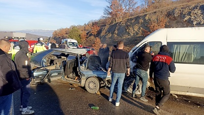 Kütahya'da öğrenci servisi ile otomobilin çarpıştığı kazada 4 kişi yaralandı, 1 kişi öldü