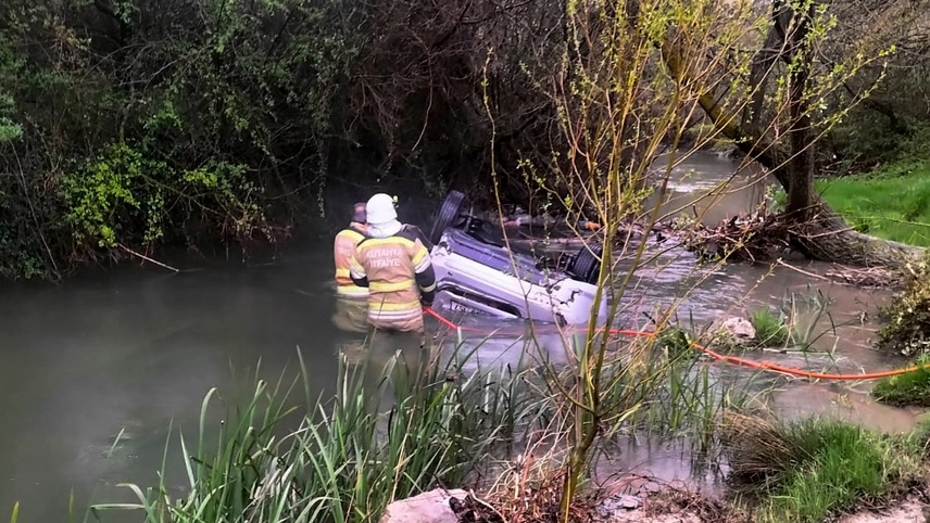 Kütahya'da Porsuk Çayı'na devrilen otomobildeki 1 kişi öldü, 1 kişi yaralandı