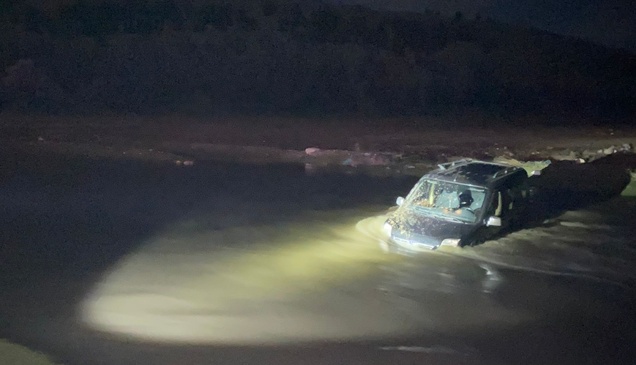 Afyonkarahisar'da çayda mahsur kalan hafif ticari aracın sürücüsünü AFAD kurtardı
