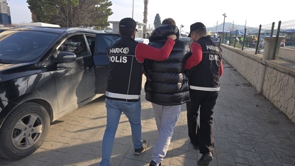 Interpol tarafından kırmızı bültenle aranan firari hükümlü İzmir'de yakalandı