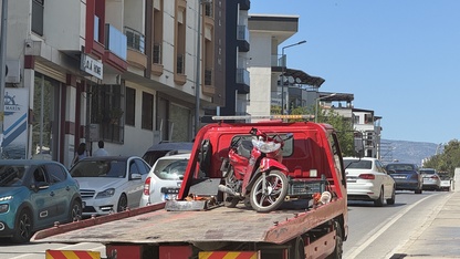 İzmir'de kamyonun çarptığı motosikletteki 1 kişi öldü, 1 kişi yaralandı