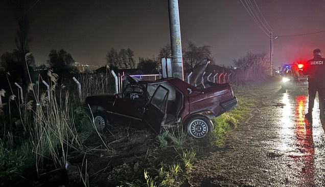 Kütahya'da otomobil beton direğe çarptı, 1 kişi öldü, 1 kişi yaralandı