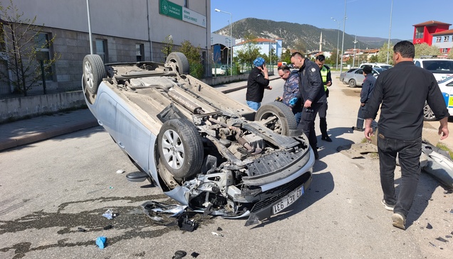 Kütahya'da devrilen otomobilin sürücüsü yaralandı